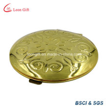 Круглое золотое косметическое зеркало с гравировкой